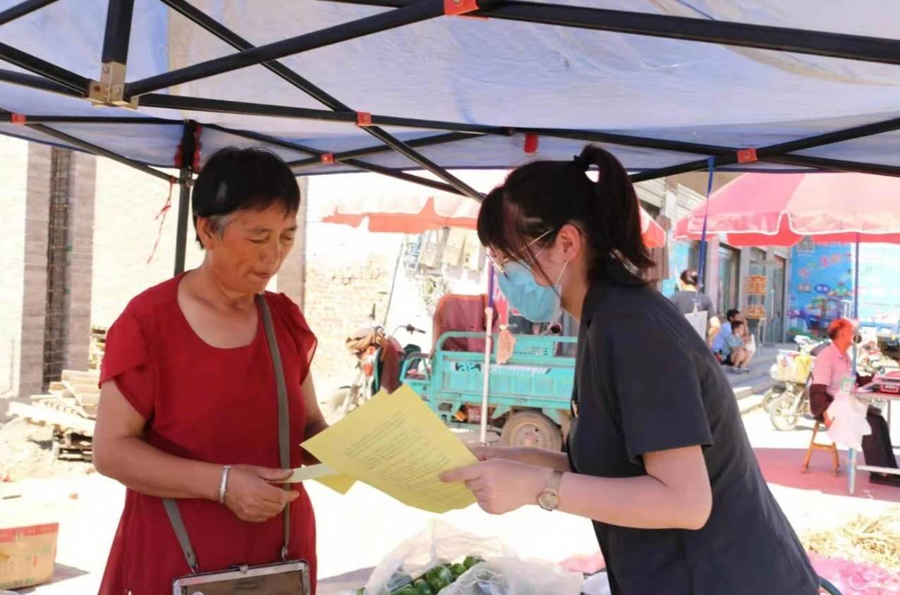 >> 您当前的位置 :  队伍建设      活动中,下乡宣传的干警们向沿途