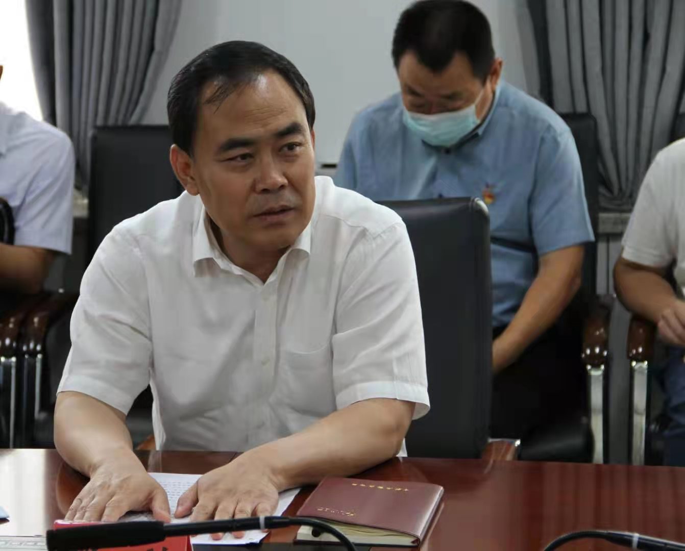 罗利在市委政法委机关处长以上干部会议上强调